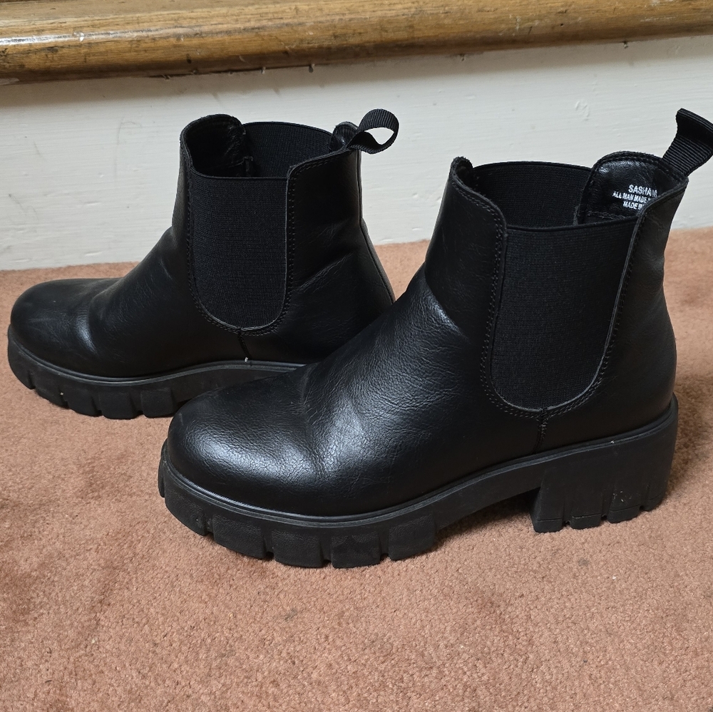 CUSHIONAIRE Women's HEELED slip on Chelsea Boot Black US Women's 9